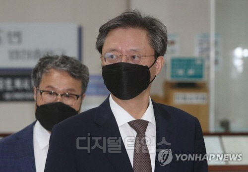 14일 대한변호사협회는 법무부가 발생한 우 전 수석의 변호사 개업 등록 취소 명령서를 접수해 변호사 개업 등록을 취소한다고 밝혔다. 우병우 전 청와대 민정수석 <연합뉴스>